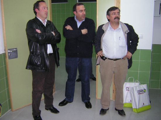 MÁS DE UNA VEINTENA DE DOCENTES INAUGURAN EL CENTRO DE PROFESORES Y RECURSOS DE LA LOCALIDAD, UBICADO EN EL COLEGIO “LUÍS PÉREZ RUEDA, Foto 1