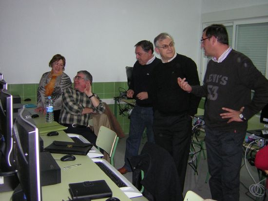 MÁS DE UNA VEINTENA DE DOCENTES INAUGURAN EL CENTRO DE PROFESORES Y RECURSOS DE LA LOCALIDAD, UBICADO EN EL COLEGIO “LUÍS PÉREZ RUEDA, Foto 2