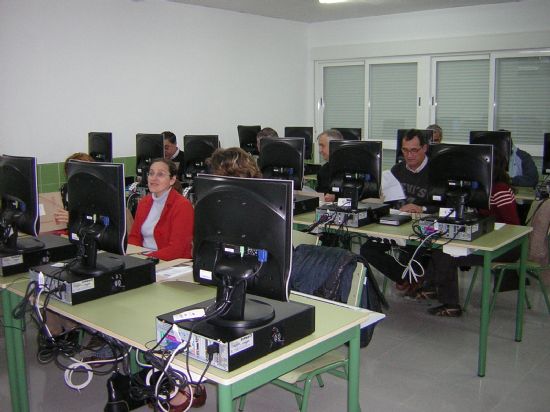 MÁS DE UNA VEINTENA DE DOCENTES INAUGURAN EL CENTRO DE PROFESORES Y RECURSOS DE LA LOCALIDAD, UBICADO EN EL COLEGIO “LUÍS PÉREZ RUEDA, Foto 3