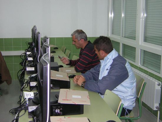 MÁS DE UNA VEINTENA DE DOCENTES INAUGURAN EL CENTRO DE PROFESORES Y RECURSOS DE LA LOCALIDAD, UBICADO EN EL COLEGIO “LUÍS PÉREZ RUEDA, Foto 4