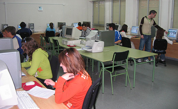 VEINTE JÓVENES PARTICIPAN EN UN CURSO DE INTERNET ORGANIZADO POR EL INFORMAJOVEN DE TOTANA, Foto 1