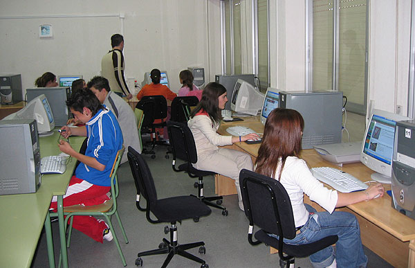 VEINTE JÓVENES PARTICIPAN EN UN CURSO DE INTERNET ORGANIZADO POR EL INFORMAJOVEN DE TOTANA, Foto 2
