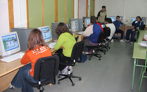 VEINTE JÓVENES PARTICIPAN EN UN CURSO DE INTERNET ORGANIZADO POR EL INFORMAJOVEN DE TOTANA, Foto 3