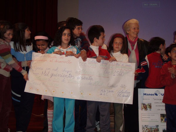 LOS GRUPOS INFANTILES Y JUVENILES DEL MOVIMIENTO JUNIOR Y “EL CANDIL” HACEN ENTREGA DE UN CHEQUE VALORADO EN 1.500 EUROS A MANOS UNIDAS, Foto 1