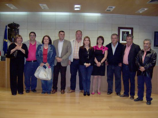 TOMAN POSESIÓN DE SU CARGO LOS MIEMBROS DE LA JUNTA VECINAL DE EL PARETÓN, Y LAS CUATRO MUJERES Y CUATRO HOMBRES, QUE OSTENTARÁN EL CARGO DE ALCALDE PEDÁNEO, DURANTE ESTA LEGISLATURA (2008), Foto 1