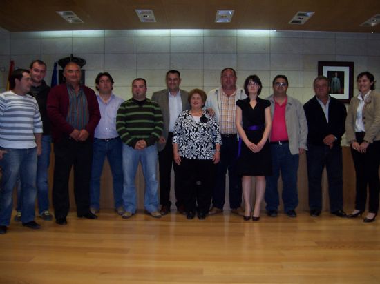 TOMAN POSESIÓN DE SU CARGO LOS MIEMBROS DE LA JUNTA VECINAL DE EL PARETÓN, Y LAS CUATRO MUJERES Y CUATRO HOMBRES, QUE OSTENTARÁN EL CARGO DE ALCALDE PEDÁNEO, DURANTE ESTA LEGISLATURA (2008), Foto 2