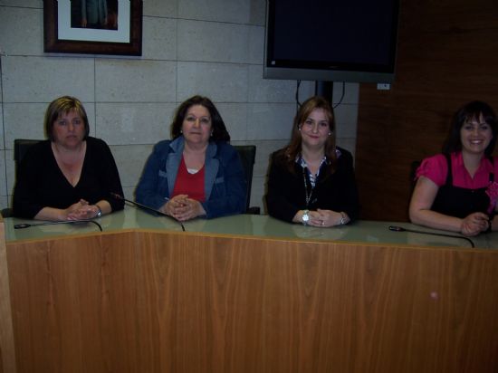 TOMAN POSESIÓN DE SU CARGO LOS MIEMBROS DE LA JUNTA VECINAL DE EL PARETÓN, Y LAS CUATRO MUJERES Y CUATRO HOMBRES, QUE OSTENTARÁN EL CARGO DE ALCALDE PEDÁNEO, DURANTE ESTA LEGISLATURA (2008), Foto 4