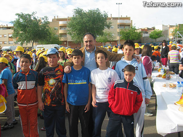 MÁS DE 1.500 ESCOLARES PARTICIPAN EN EL DESAYUNO SALUDABLE Y LA CAMINATA POPULAR, QUE PONEN EL PUNTO Y FINAL A LAS ACTIVIDADES ENMARCADAS EN LA “III SEMANA DE LA SALUD Y LA ACTIVIDAD FISICA”, Foto 1