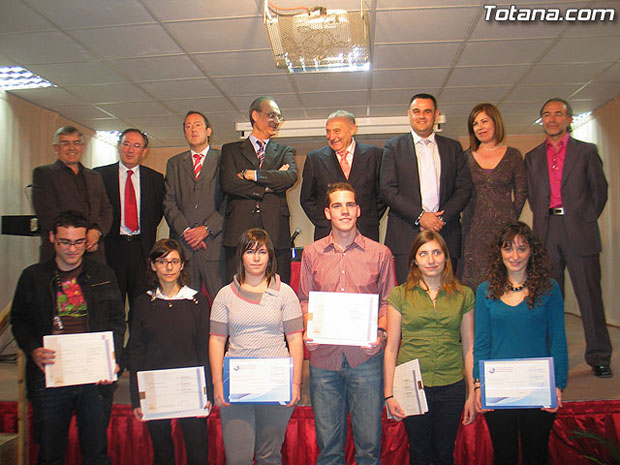 El consejero de Educación, Ciencia e Investigación entrega los diplomas de la primera promoción del Bachillerato Internacional, Foto 1