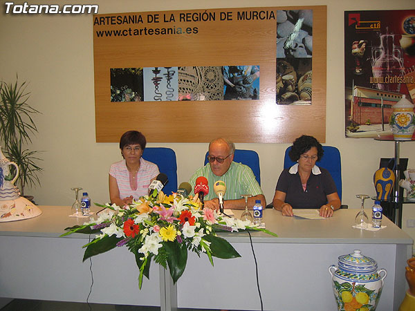 LA DIRECTORA GENERAL DE ARTESANÍA DEL GOBIERNO DEL ESTADO DE ZACATECAS (MÉXICO) OFRECIÓ UNA RUEDA DE PRENSA PARA DAR A CONOCER EL PROGRAMA DE COLABORACIÓN ENTRE ESTA INSTITUCIÓN Y EL CENTRO TECNOLÓGICO DE LA ARTESANÍA, Foto 1