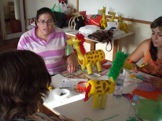 EL TALLER DE RECICLADO SOBRE ELABORACIÓN DE JUGUETES QUE SE HA CELEBRADO EN EL CENTRO SOCIOCULTURAL “LA CÁRCEL” HA TENIDO GRAN ACEPTACIÓN, Foto 1