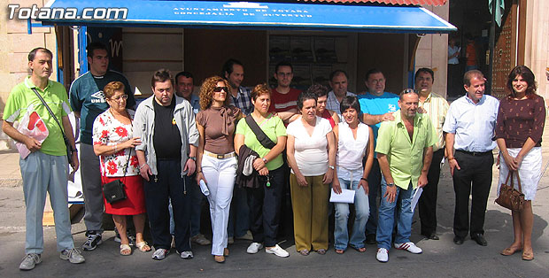 AUTORIDADES LOCALES Y EL SERVICIO MUNICIPAL DE ATENCIÓN A ENFERMOS MENTALES CELEBRAN EL DIA MUNDIAL DE ESTA PATOLOGÍA, Foto 1