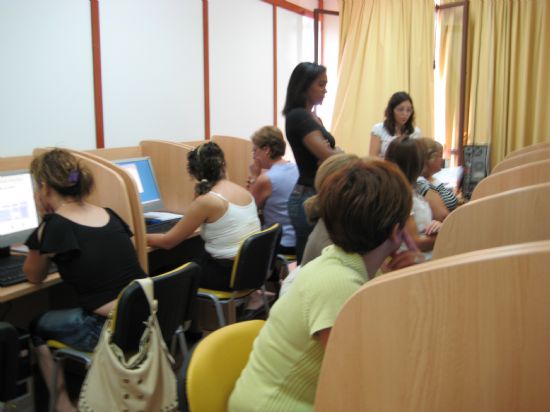MÁS DE 60 PERSONAS PARTICIPAN EN LOS TALLERES DE INFORMÁTICA QUE SE IMPARTEN EN LAS DIFERENTES AULAS DE INFORMÁTICA DEL MUNICIPIO, Foto 1