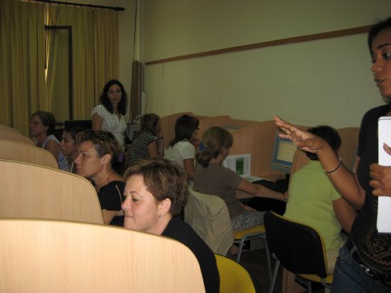 MÁS DE 60 PERSONAS PARTICIPAN EN LOS TALLERES DE INFORMÁTICA QUE SE IMPARTEN EN LAS DIFERENTES AULAS DE INFORMÁTICA DEL MUNICIPIO, Foto 2