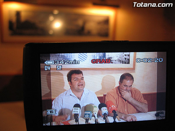 IU + LOS VERDES OFRECIÓ UNA RUEDA DE PRENSA PARA HACER UN BALANCE DE LOS PRIMEROS 100 DÍAS DEL GOBIERNO MUNICIPAL, Foto 1