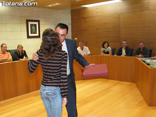 EL PLENO REALIZA UN RECONOCIMIENTO PÚBLICO Y HOMENAJEA A LA TOTANERA RAQUEL MIRAS COSTA, POR SU RECIENTE TÍTULO DE CAMPEONA DE ESPAÑA DE TRIATLÓN, Foto 2