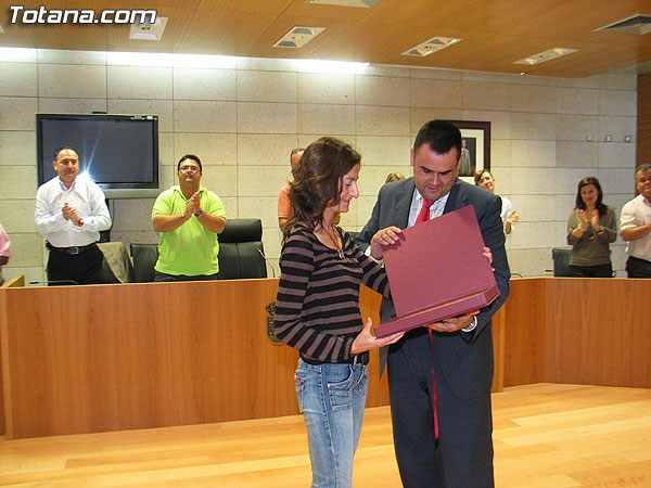 EL PLENO REALIZA UN RECONOCIMIENTO PÚBLICO Y HOMENAJEA A LA TOTANERA RAQUEL MIRAS COSTA, POR SU RECIENTE TÍTULO DE CAMPEONA DE ESPAÑA DE TRIATLÓN, Foto 3