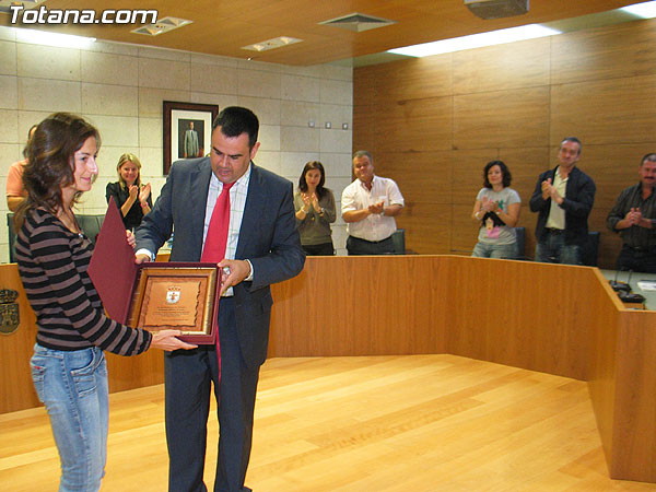 EL PLENO REALIZA UN RECONOCIMIENTO PÚBLICO Y HOMENAJEA A LA TOTANERA RAQUEL MIRAS COSTA, POR SU RECIENTE TÍTULO DE CAMPEONA DE ESPAÑA DE TRIATLÓN, Foto 4