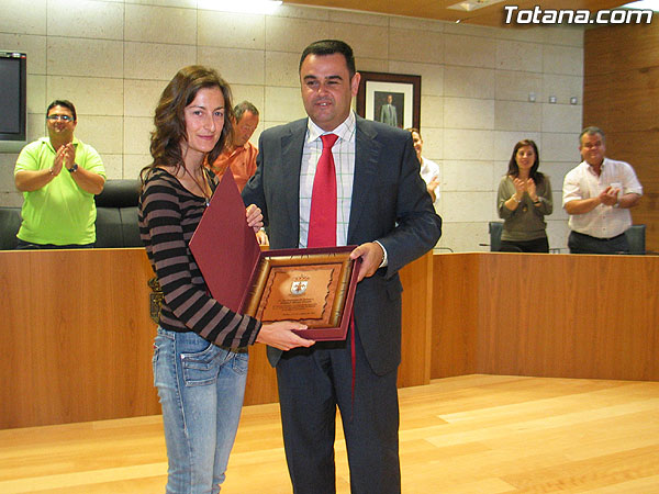 EL PLENO REALIZA UN RECONOCIMIENTO PÚBLICO Y HOMENAJEA A LA TOTANERA RAQUEL MIRAS COSTA, POR SU RECIENTE TÍTULO DE CAMPEONA DE ESPAÑA DE TRIATLÓN, Foto 6