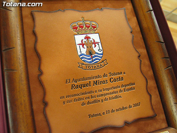 EL PLENO REALIZA UN RECONOCIMIENTO PÚBLICO Y HOMENAJEA A LA TOTANERA RAQUEL MIRAS COSTA, POR SU RECIENTE TÍTULO DE CAMPEONA DE ESPAÑA DE TRIATLÓN, Foto 7
