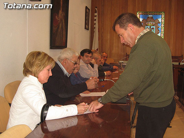 EL AYUNTAMIENTO SUSCRIBE UN CONVENIO CON LOS VECINOS PROPIETARIOS PARA EL ARREGLO DE LOS CAMINOS RURALES DEL “SANTOS” Y “LÁZARO”, Foto 1
