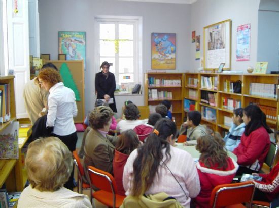 CONCEJALÍA DE CULTURA ENTREGA PREMIOS A LOS MEJORES LECTORES DEL AÑO 2004 EN LA BIBLIOTECA PÚBLICA MUNICIPAL DE LA CÁRCEL  , Foto 1
