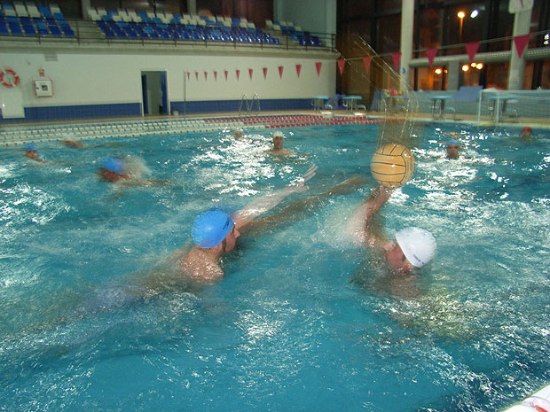 MÁS DE 40 ALUMNOS PARTICIPARON EL PASADO VIERNES EN LAS ACTIVIDADES DE AQUA LATINO Y WATERPOLO CELEBRADAS EN LA PISCINA CUBIERTA MUNICIPAL, Foto 1