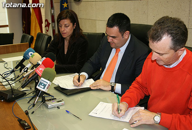 EL AYUNTAMIENTO DE TOTANA RENUEVA POR CUARTO AÑO CONSECUTIVO EL CONVENIO DE COLABORACIÓN CON LA ASOCIACIÓN DE TAXISTAS PARA IMPULSAR ESTE TRANSPORTE PÚBLICO, Foto 1