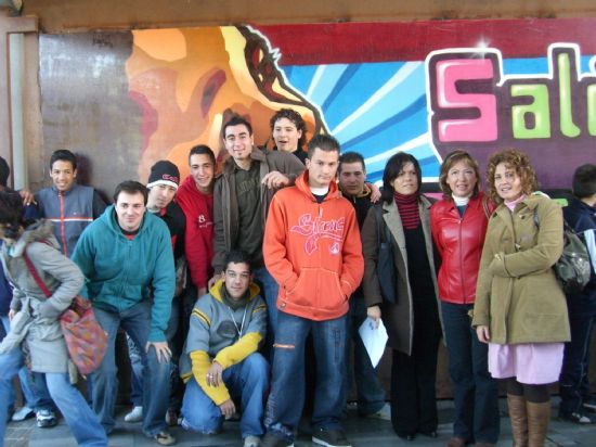 LOS JÓVENES PARTICIPANTES DEL PIP DE OPERARIO DE CARPINTERÍA VISITAN EL VIII SALÓN DEL ESTUDIANTE EN LORCA Y LA II FERIA DE FORMACIÓN PROFESIONAL EN MURCIA, Foto 1
