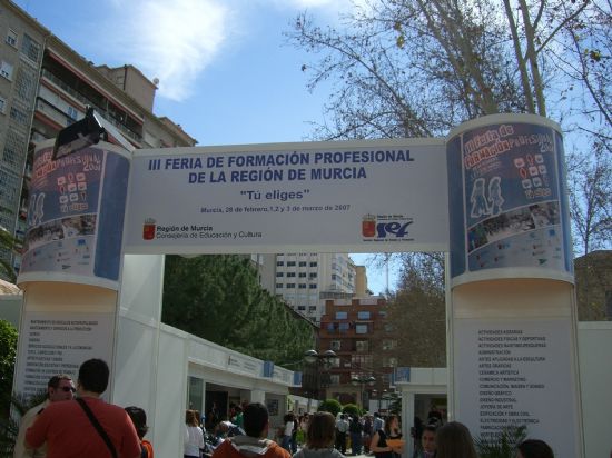 LOS JÓVENES PARTICIPANTES DEL PIP DE OPERARIO DE CARPINTERÍA VISITAN EL VIII SALÓN DEL ESTUDIANTE EN LORCA Y LA II FERIA DE FORMACIÓN PROFESIONAL EN MURCIA, Foto 2