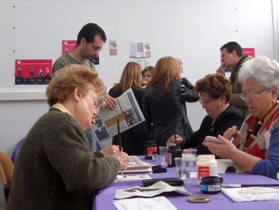 ORGANIZAN UN “TALLER DE PINTURA DE FIGURAS DE ESCAYOLAS” EN EL CENTRO DE DESARROLLO LOCAL CON MOTIVO DEL DÍA INTERNACIONAL DE LA MUJER, Foto 1