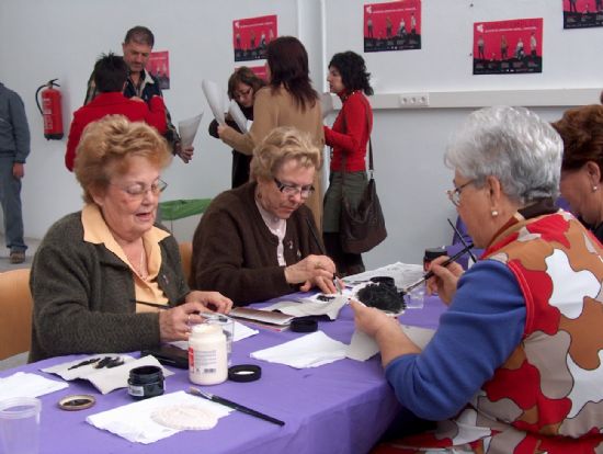 ORGANIZAN UN “TALLER DE PINTURA DE FIGURAS DE ESCAYOLAS” EN EL CENTRO DE DESARROLLO LOCAL CON MOTIVO DEL DÍA INTERNACIONAL DE LA MUJER, Foto 2