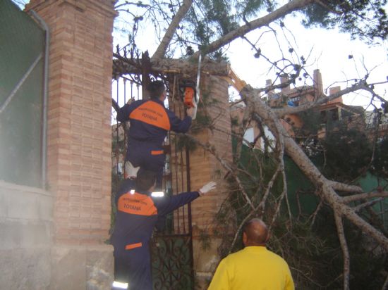 VOLUNTARIOS DE PROTECCIÓN CIVIL TRABAJAN DURANTE TODO EL FIN DE SEMANA EN REALIZAR LABORES DE LIMPIEZA EN INFRAESTRUCTURAS PÚBLICAS Y PRIVADAS TRAS TEMPORAL DE VIENTO, Foto 3