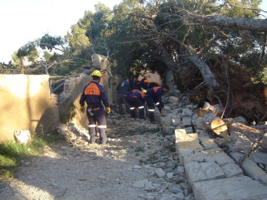 VOLUNTARIOS DE PROTECCIÓN CIVIL TRABAJAN DURANTE TODO EL FIN DE SEMANA EN REALIZAR LABORES DE LIMPIEZA EN INFRAESTRUCTURAS PÚBLICAS Y PRIVADAS TRAS TEMPORAL DE VIENTO, Foto 7