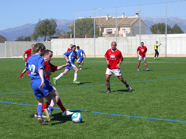 LA 16ª JORNADA DE LA LIGA DE FÚTBOL AFICIONADO “JUEGA LIMPIO” TUVO LUGAR EN EL RECIÉN ESTRENADO CAMPO MUNICIPAL DE CÉSPED ARTIFICIAL “BERNARDO CÁNOVAS” DEL PARETÓN, Foto 2