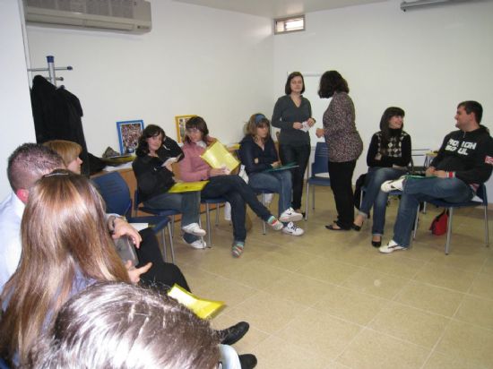 EL CURSO DE “FORMACIÓN DE VOLUNTARIADO EN ÁMBITOS EDUCATIVOS”, ORGANIZADO POR EL COLECTIVO PARA LA PROMOCIÓN SOCIAL “EL CANDIL”, CUENTA CON LA PARTICIPACIÓN DE UN TOTAL DE VEINTISIETE VOLUNTARIOS, Foto 1