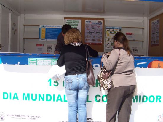 LOS CONSUMIDORES Y USUARIOS DE TOTANA RECIBEN INFORMACIÓN SOBRE SUS DERECHOS Y OBLIGACIONES A TRAVÉS DEL PUNTO DE INFORMACIÓN MÓVIL INSTALADO EN LA PLAZA DE LA CONSTITUCIÓN CON MOTIVO DE LA CONMEMORACIÓN DEL “DÍA MUNDIAL DEL CONSUMIDOR” (2008), Foto 2