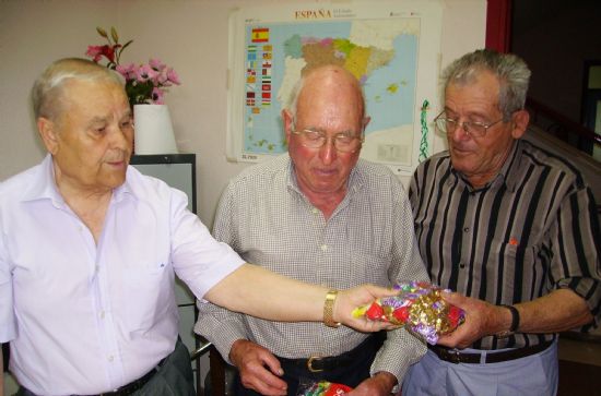 EL CENTRO MUNICIPAL DE PERSONAS MAYORES REALIZA UN REPARTO DE CARAMELOS A SUS SOCIOS CON MOTIVO DE LA SEMANA SANTA, Foto 1