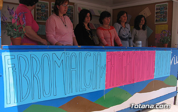 LA ASOCIACIÓN DE TOTANA DE FIBROMIALGIA Y FATIGA CRÓNICA DA LECTURA A UN MANIFIESTO COINCIDIENDO CON EL DÍA INTERNACIONAL DE ESTA PATOLOGÍA, Foto 3