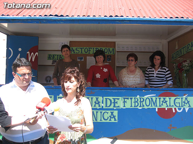 LEEN UN MANIFIESTO EN LA PLAZA DE LA CONSTITUCIÓN CON MOTIVO DEL DÍA MUNDIAL DE LA FIBROMIALGIA Y FATIGA CRÓNICA, Foto 1