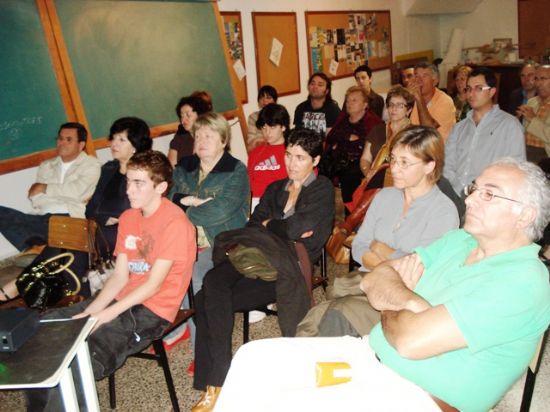 EL HISTORIADOR CARTAGENERO, FARANCISCO J. FRANCO, DISERTÓ EN EL CENTRO CULTURAL Y OBRERO SOBRE EL PAPEL DE LAS MUJERES EN LA II REPÚBLICA, Foto 1