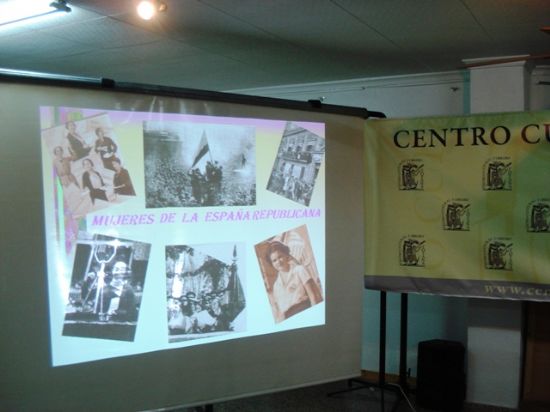 EL HISTORIADOR CARTAGENERO, FARANCISCO J. FRANCO, DISERTÓ EN EL CENTRO CULTURAL Y OBRERO SOBRE EL PAPEL DE LAS MUJERES EN LA II REPÚBLICA, Foto 3