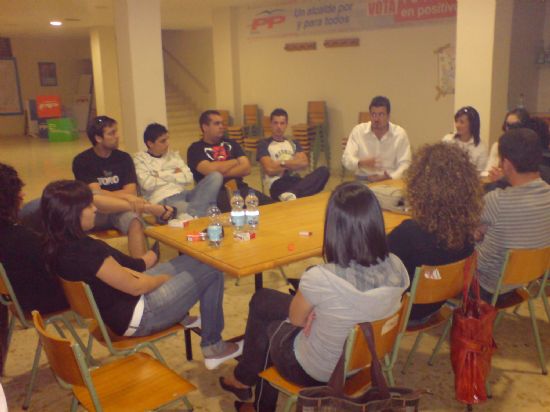 LA EJECUTIVA DE NUEVAS GENERACIONES EN TOTANA SE REÚNE CON EL SECRETARIO GENERAL REGIONAL DE ESTA ORGANIZACIÓN PARA ABORDAR ASUNTOS DE FUNCIONAMIENTO, Foto 3