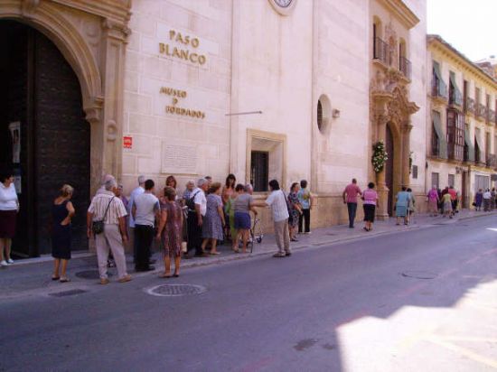 REPRESENTANTES DEL CENTRO MUNICIPAL DE PERSONAS MAYORES Y LA RESIDENCIA LA PURÍSIMA REALIZAN UNA SALIDA CULTURAL A LORCA, Foto 1