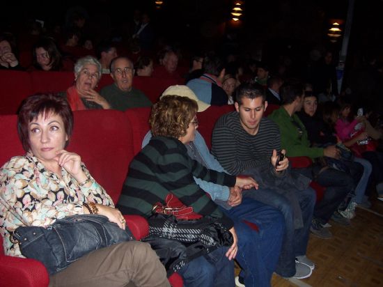 MÁS DE 700 ESPECTADORES ASISTEN A LA PUESTA EN ESCENA DE LA OBRA CÓMICA “DESNUDOS EN LA COCINA” QUE HA TEBNIDO LUGAR ESTE FIN DE SEMANA EN EL CINE VELASCO (2007), Foto 4