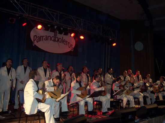 LA MÚSICA POPULAR CON SABOR LATINO Y ENTRAÑABALE DEL GRUPO “LOS PARRANDBOLEROS” SEDUCE A UN PÚBLICO TOTANERO QUE COMPLETÓ EL AFORO DEL CINE VELASCO, Foto 1