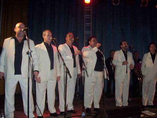 LA MÚSICA POPULAR CON SABOR LATINO Y ENTRAÑABALE DEL GRUPO “LOS PARRANDBOLEROS” SEDUCE A UN PÚBLICO TOTANERO QUE COMPLETÓ EL AFORO DEL CINE VELASCO, Foto 3