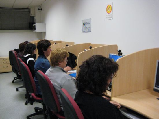 LAS ASOCIACIONES DE AMAS DE CASA DE EL PARETÓN Y LÉBOR PARTICIPAN EN LOS TALLERES DE INFORMÁTICA QUE IMPARTE EL TALLER DE EMPLEO “NUEVAS TECNOLOGÍAS” (2007), Foto 1