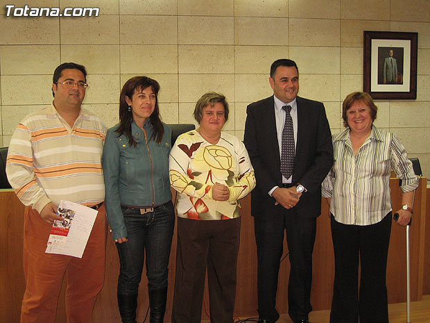 EL AYUNTAMIENTO FIRMA UN CONVENIO DE COLABORACIÓN CON LA FEDERACIÓN DE ASOCIACIONES MURCIANAS DE PERSONAS CON DISCAPACIDAD FÍSICA Y/U ORGÁNICA POR IMPORTE DE 6.000 EUROS EN TOTAL Y LA CONCESIÓN DE UN LOCAL MUNICIPAL (2007), Foto 1