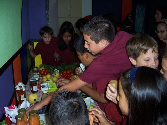 LOS ESCOLARES DEL COLEGIO LA MILAGROSA RECIBEN HOY LA VISITA DE LA CAMPAÑA INFORMATIVA PARA UN ESTILO DE VIDA SALUDABLE “COME SANO!”   (12/12/2007), Foto 1